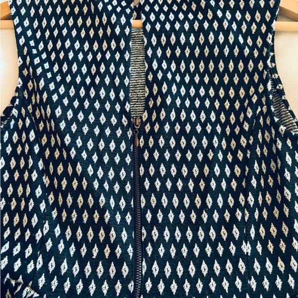 Exhilaration Black and Cream Sleeveless Dress - Picture 2 of 7